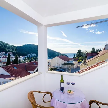 Swallow's Nest - Two Bedroom With Balcony Apartmán *