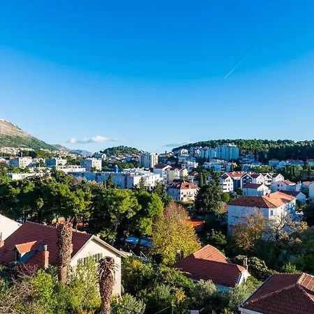 Swallow's Nest - Two Bedroom With Balcony Apartmán